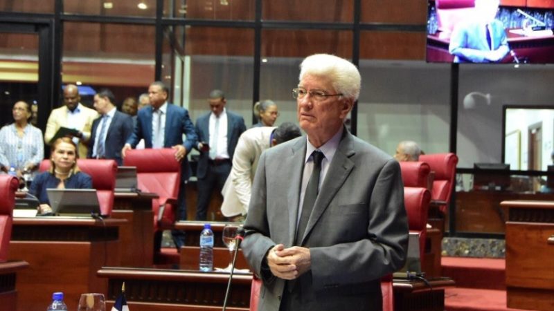 Esta imagen tiene un atributo ALT vacío; su nombre de archivo es wilton-en-el-senado1-1.jpg