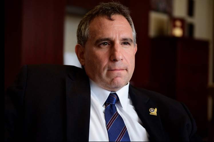 Esta imagen tiene un atributo ALT vacío; su nombre de archivo es 00eFBIDouglas.jpg