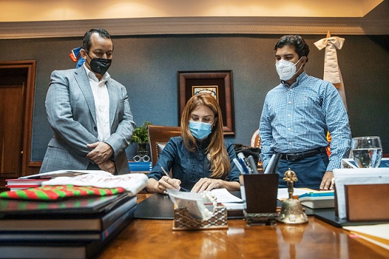 La imagen tiene un atributo ALT vacío; su nombre de archivo es Mayobanex-Suazo-Carolina-Mejia-y-Nelson-Camilo-firmando-acuerdo1.jpg
