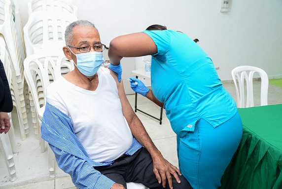 La imagen tiene un atributo ALT vacío; su nombre de archivo es La-jornada-de-vacunacion-inicio-el-martes-asistiendo-a-personas-mayores-de-65-anos1.jpg