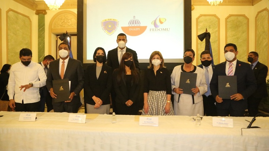 La imagen tiene un atributo ALT vacío; su nombre de archivo es INAIPI-firma-acuerdo-con-LMD-y-FEDOMU1.jpg