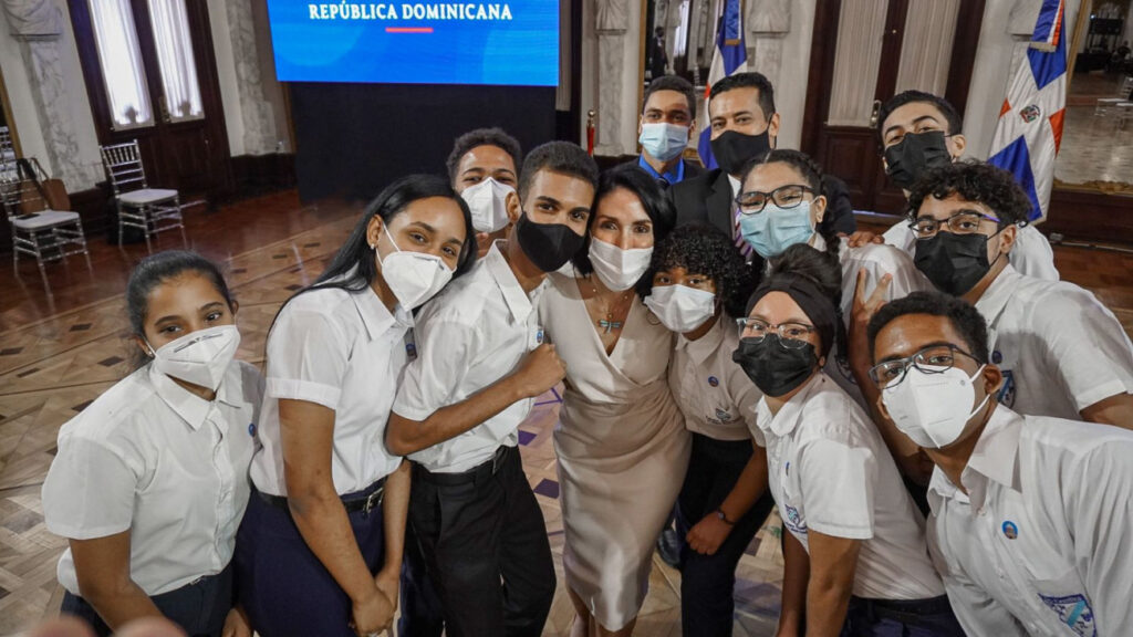 La imagen tiene un atributo ALT vacío; su nombre de archivo es Primera-dama-otorga-becas-1024x576.jpeg