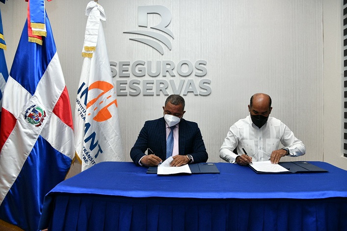 La imagen tiene un atributo ALT vacío; su nombre de archivo es Rafael-Arias-director-del-INTRANT-y-Jose-Rojas-vicepresidente-ejecutivo-de-Seguros-Reservas1.jpg