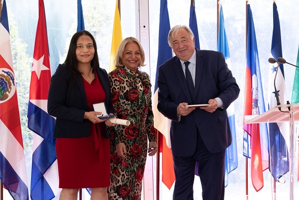 La imagen tiene un atributo ALT vacío; su nombre de archivo es Dra.-Raquel-Mercedes-S.E.-Sra.-Rosa-Hernandez-de-Grullon-y-el-Sr.-Gerard-Lacher-presidente-del-Senado-de-Francia1.jpg