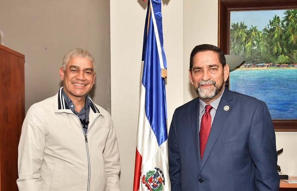 La imagen tiene un atributo ALT vacío; su nombre de archivo es consules-orlando-y-ny1.jpg