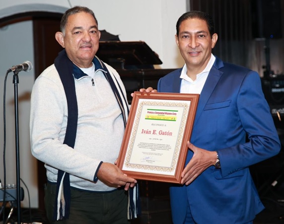 Ivan Raton Prensa & Comunidad Hispana NY reconoce a politólogo Iván Gatón | Primer ...