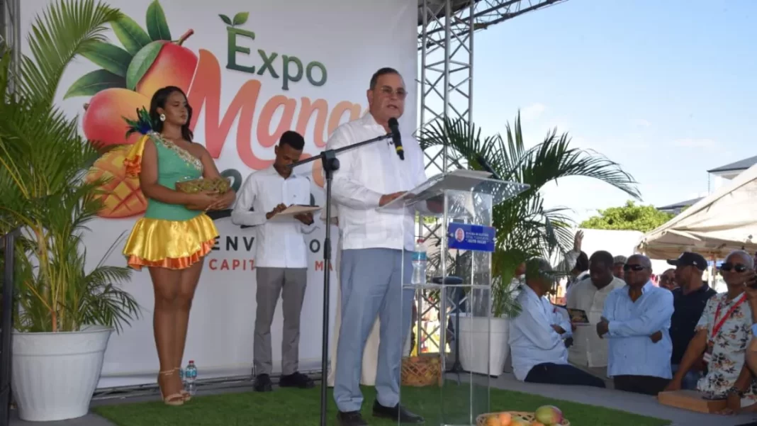 Francisco Oliverio Espaillat, ministro de Agricultura durante su intervención en la Feria del Mango 2026 en Baní.